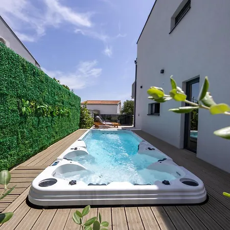 Roma Sauna And Hydrotherapy Pool Трогір
