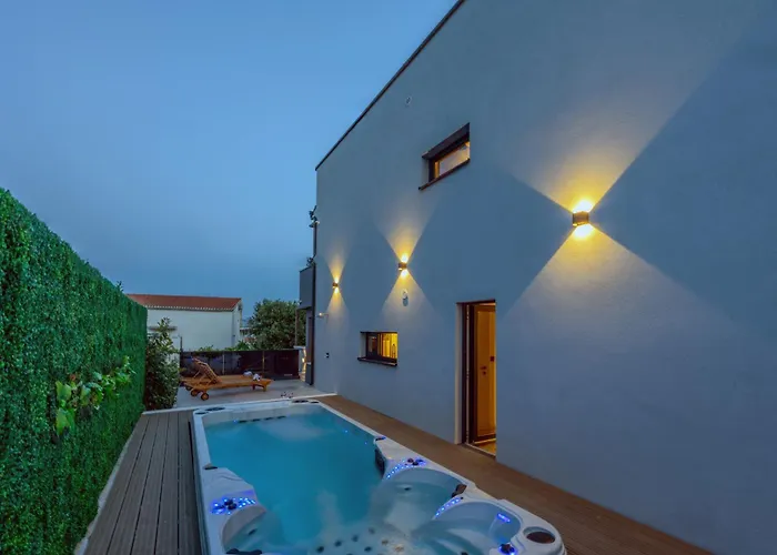 Roma Sauna&hydrotherapy Pool *