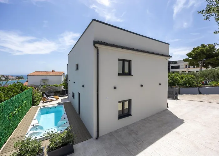 Roma Sauna&hydrotherapy Pool *